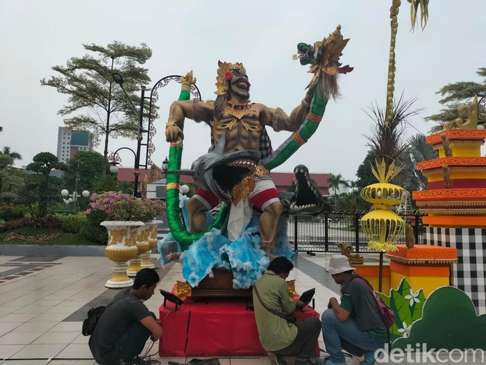Ogoh-ogoh dan dekorasi khas Nyepi yang terpajang di Balai Kota Surabaya Ogoh-ogoh dan dekorasi khas Nyepi yang terpajang di Balai Kota Surabaya