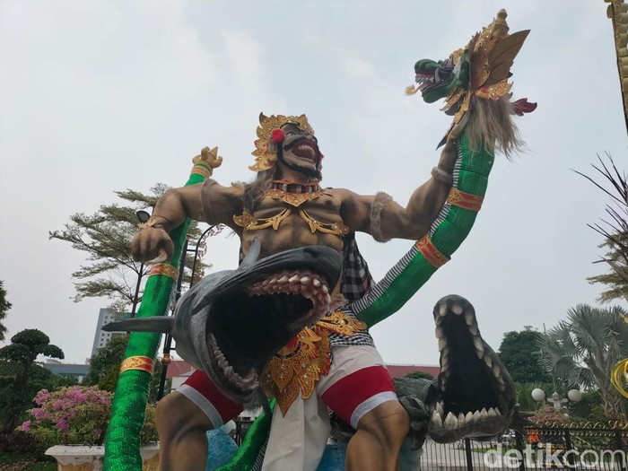 Ogoh-ogoh dan dekorasi khas Nyepi yang terpajang di Balai Kota Surabaya