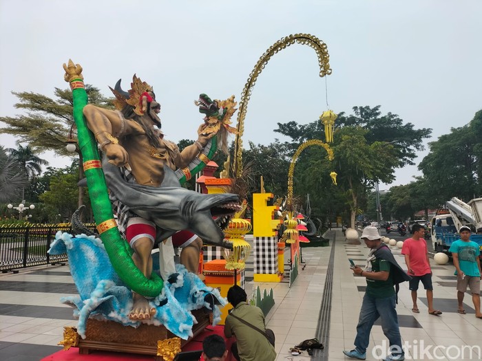 Ogoh-ogoh dan dekorasi khas Nyepi yang terpajang di Balai Kota Surabaya