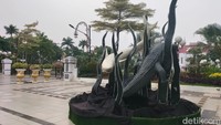 Patung Sura dan Baya juga ikut menyemarakkan momentum jelang Nyepi (Foto: Deny Prastyo Utomo/detikJatim)