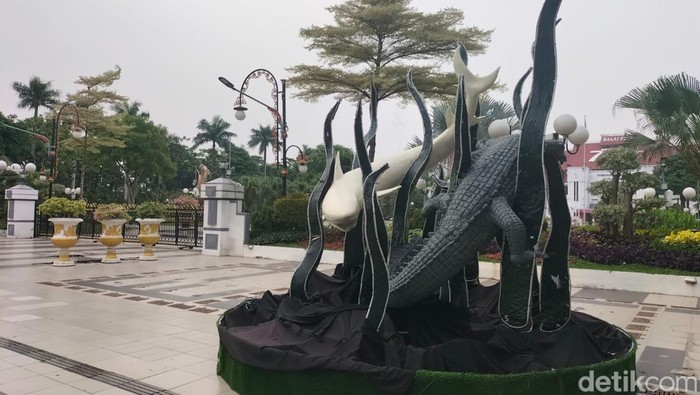 Ogoh-ogoh dan dekorasi khas Nyepi yang terpajang di Balai Kota Surabaya
