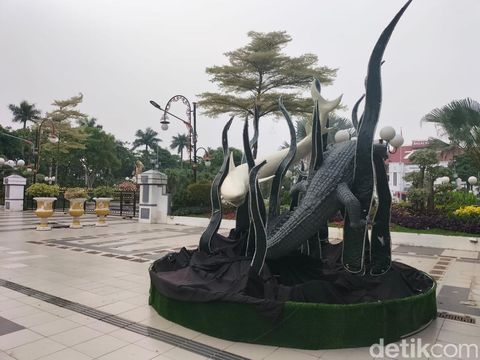 Ogoh-ogoh dan dekorasi khas Nyepi yang terpajang di Balai Kota Surabaya