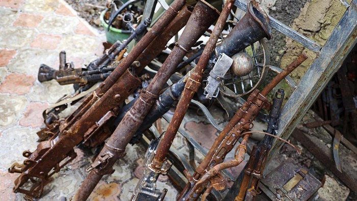 Pandai Besi Ukraina 'Sulap' Senjata dan Amunisi Jadi Bunga Di tengah perang yang berkecamuk di Ukraina, seorang pandai besi mempunyai ide kreatif. Warga Ukraina itu 'menyulap' senjata dan amunisi bekas menjadi kerajinan bunga.