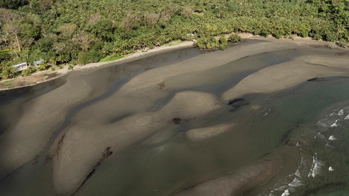 Pandangan Udara Tumpahan Minyak yang Cemari Pantai di Filipina An aerial view shows the oil spill from the sunken fuel tanker MT Princess Empress on the shores of Pola, in Oriental Mindoro province, Philippines, March 8, 2023. REUTERS/Eloisa Lopez