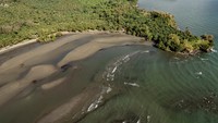 Bahan bakar diesel, yang menggerakkan kapal tanker Filipina, dan beberapa kargo telah bocor ke laut.  