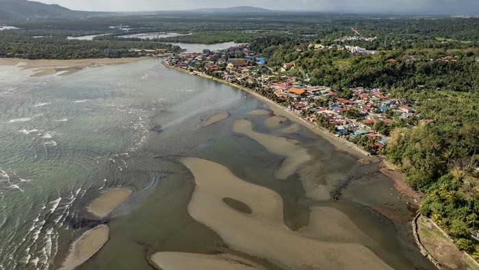 Pandangan Udara Tumpahan Minyak yang Cemari Pantai di Filipina An aerial view shows the oil spill from the sunken fuel tanker MT Princess Empress on the shores of Pola, in Oriental Mindoro province, Philippines, March 8, 2023. REUTERS/Eloisa Lopez