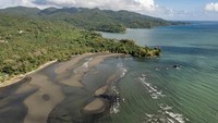 Kelompok konser laut Oceana, dalam pernyataan terpisah, memperingatkan bahwa pergerakan arus laut telah membawa sebagian tumpahan minyak ke arah utara, dekat Selat Pulau Verde, yang merupakan salah satu habitat laut dengan keanekaragaman hayati terbesar di dunia dan menjadi rumah bagi ribuan spesies.