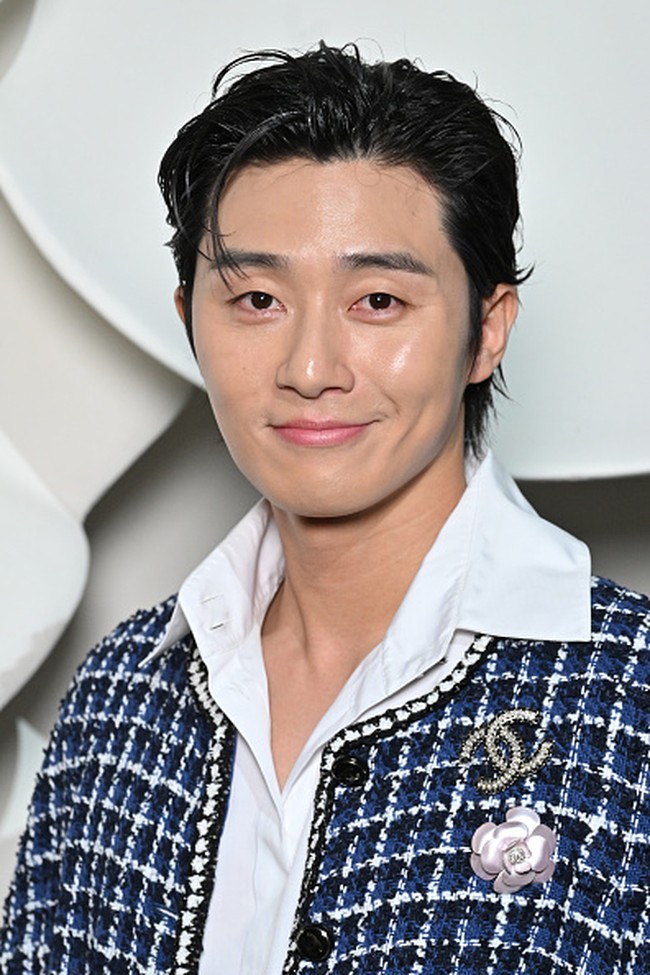 Kemeja yang dikenakannya membuat Park Seo Joon bergaya ala tahun 70an seperti Al Pacino dan John Travolta. Terlebih rambutnya ditata rapi ke belakang. Foto: Getty Images/Pierre Suu