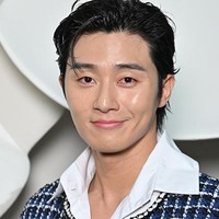 Kemeja yang dikenakannya membuat Park Seo Joon bergaya ala tahun 70an seperti Al Pacino dan John Travolta. Terlebih rambutnya ditata rapi ke belakang. Foto: Getty Images/Pierre Suu