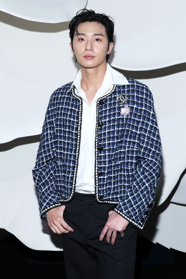 Bintang drama Korea Itaewon Class itu tampil di Chanel Fall 2023 Ready To Wear Runway Show pada Selasa (7/2/2023) waktu setempat. Foto: Getty Images/Pierre Suu