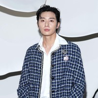 Bintang drama Korea Itaewon Class itu tampil di Chanel Fall 2023 Ready To Wear Runway Show pada Selasa (7/2/2023) waktu setempat. Foto: Getty Images/Pierre Suu