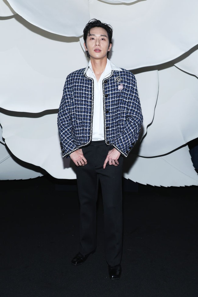 Sang aktor memakai kemeja putih di balik koleksi tweed jacket berwarna royal blue tersebut. Foto: Getty Images/Pierre Suu