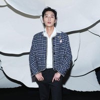 Sang aktor memakai kemeja putih di balik koleksi tweed jacket berwarna royal blue tersebut. Foto: Getty Images/Pierre Suu