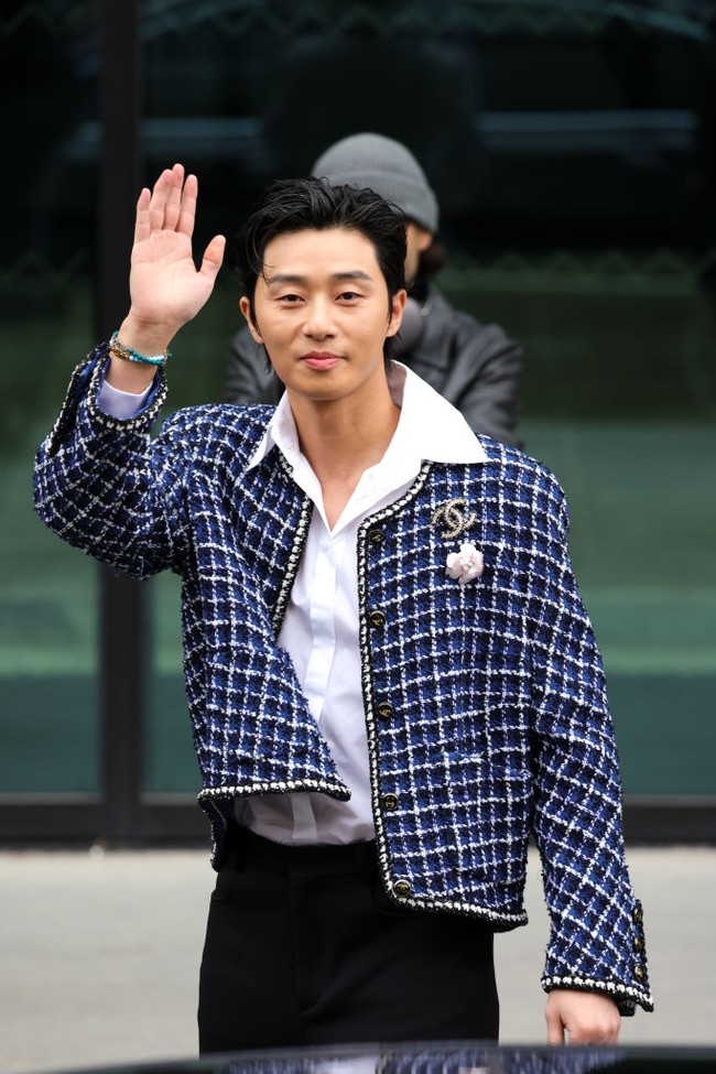 Park Seo Joon menghadiri Paris Fashion Week 2023 sebagai brand ambassador Channel Fragrance. Foto: Getty Images/Pierre Suu