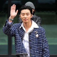 Park Seo Joon menghadiri Paris Fashion Week 2023 sebagai brand ambassador Channel Fragrance. Foto: Getty Images/Pierre Suu