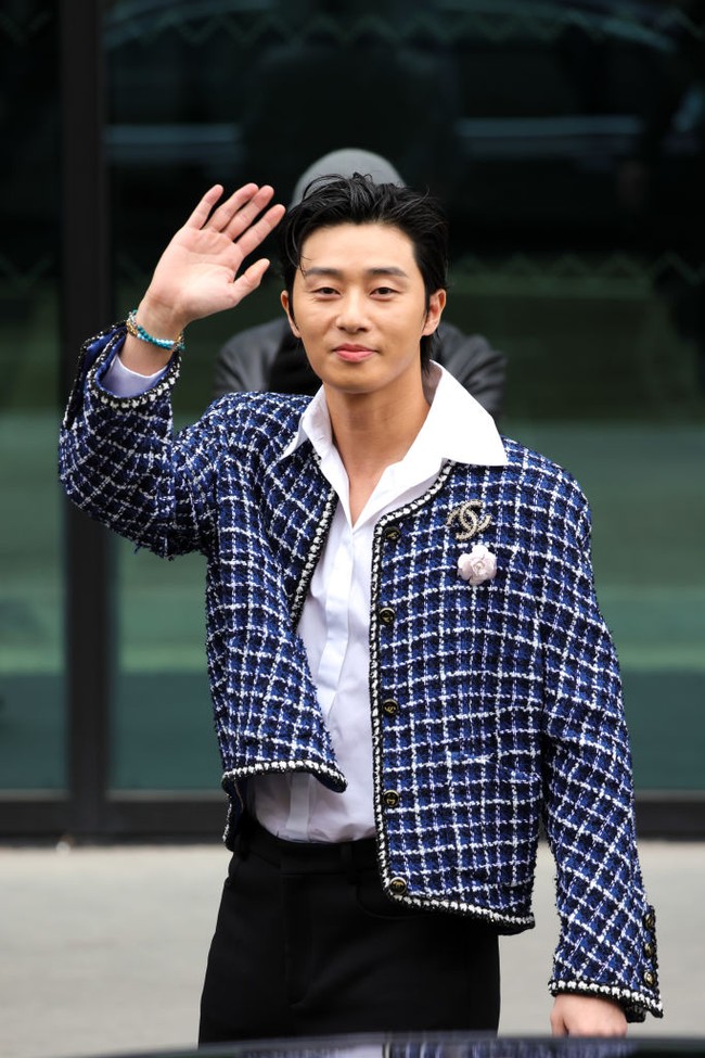 Alih-alih memakai setelan jas biasa. Park Seo Joon memakai koleksi jaket wanita rancangan Creative Director Chanel, Virginie Viard. Foto: Getty Images/Pierre Suu