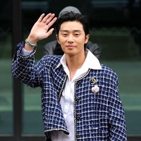 Alih-alih memakai setelan jas biasa. Park Seo Joon memakai koleksi jaket wanita rancangan Creative Director Chanel, Virginie Viard. Foto: Getty Images/Pierre Suu