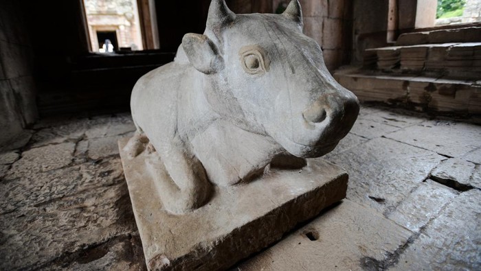 Prasat Phanom Rung is a Hindu Khmer sanctuary set on the rim of an extinct volcano in Buriram Province of northeastern Thailand. It was built of sandstone and laterite between the 10th and 13th centuries. The temple complex is on the tentative list of Unesco World Heritage sites.