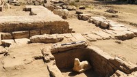 Kuil Horus memiliki dua tingkat, yang dibangun dari batu kapur dan mortar. Tingkat yang lebih rendah berisi cekungan untuk menampung air di masa Byzantium atau Romawi Timur. Di bagian itulah sphinx ditemukan. Namun, struktur batu kapur ini diperkirakan berdiri sekitar 500 tahun setelah rezim Claudius. Karena itu, Kementerian Pariwisata dan Purbakala Mesir belum dapat memastikan kenapa patung sphinx berwajah diduga Claudius ada di situ.(Foto: Kementerian Pariwisata dan Kepurbakalaan Mesir)