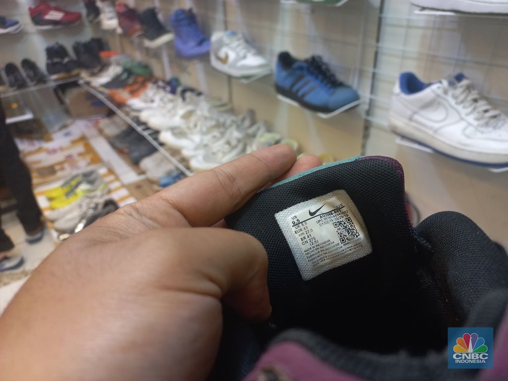 Pedagang beraktifitas jual beli sepatu bekas impor di pasar senen, Jakarta, Rabu, (8/3/2023). (CNBC Indonesia/ Muhammad Sabki)
