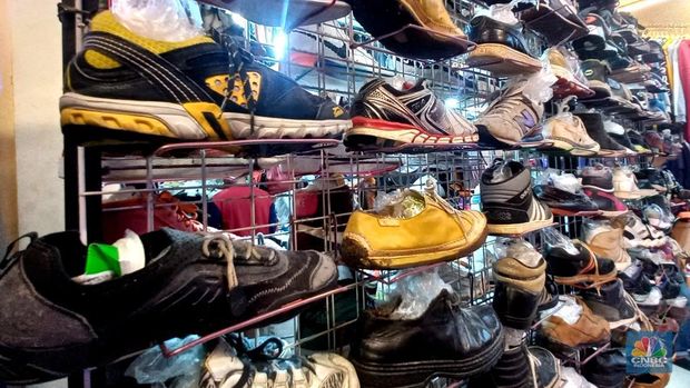 Pedagang beraktifitas jual beli sepatu bekas impor di pasar senen, Jakarta, Rabu, (8/3/2023). (CNBC Indonesia/ Muhammad Sabki)