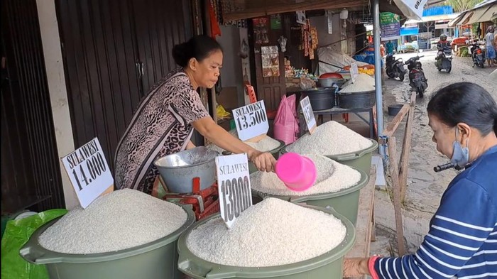 Pedagang beras sedang melayani pembeli di Pasar Inpres Naikoten I, Kota Kupang, NTT, Rabu (8/3/2023).