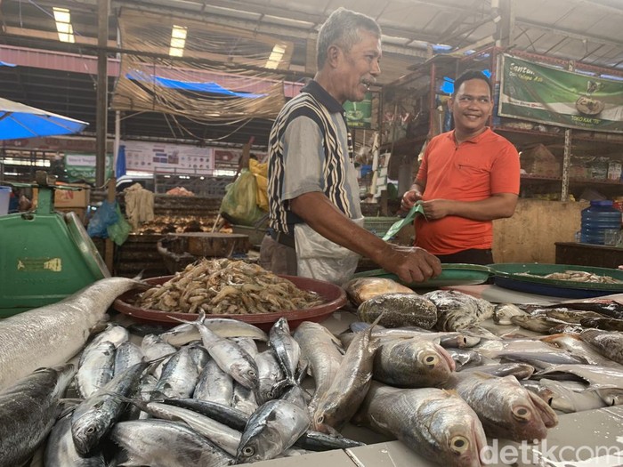 Pedagang ikan di Pasar Raya MMTC  (Kartika Sari/detikSumut)