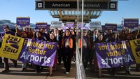 Pekerja bandara menggelar aksi di Bandara Nasional Ronald Reagan Washington di Arlington, Virginia, Selasa (7/3/2023).