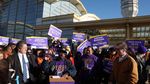 Pekerja Bandara di Virginia Demo Tuntut Bayaran Cuti-Perawatan Kesehatan