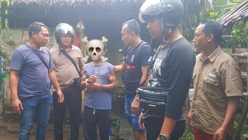 Pelaku penganiayaan IKS saat diamankan Unit Reskrim Polsek Bebandem di rumahnya di Banjar Dinas Mumbul, Desa Jungutan, Rabu (8/3/2023).
