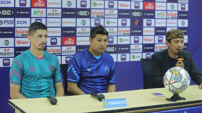 Pelatih Persikabo  Aidil Sharin Sahak dan pemain Bruno Dybal dalam sesi prematch konferensi pers jelang hadapi PSM Makassar.