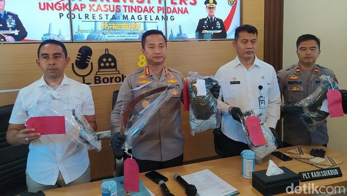 Barang bukti sajam dan pakaian yang diamankan petugas.