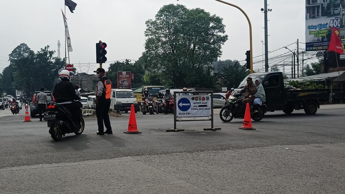 Pemotor lawan arus saat One Way di Simpang Viktor Tangsel diberlakukan