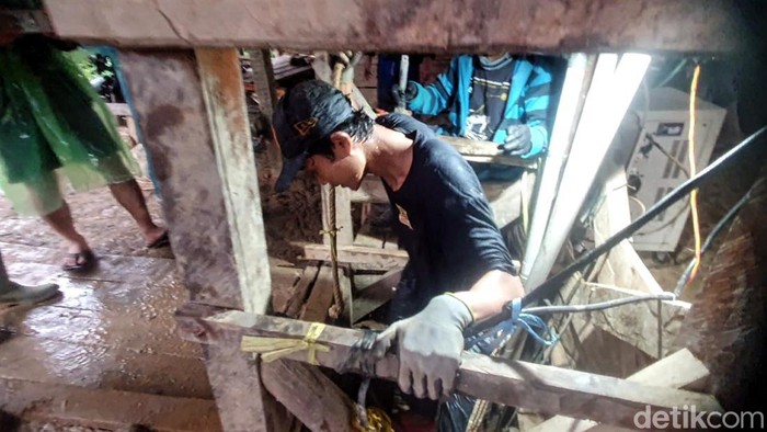 Penambang emas di Sukabumi.