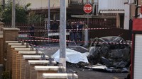 Salah satu pesawat jatuh meninpa mobil yang terparkir di pinggir jalan usai bertabrakan di Guidonia, Roma, Italia.