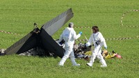 Salah satu pesawat jatuh di tanah lapang usai bertabrakan dengan pesawat lainnya di Guidonia, Roma, Italia.