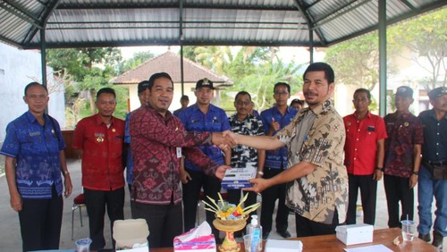 Penyerahan bantuan STB di Kecamatan Busungbiu, Kabupaten Buleleng, Bali, Selasa (7/3/2023). Penyaluran STB akan dipercepat menjelang suntik mati TV analog di Bali.