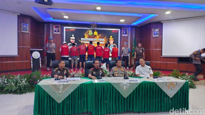 Penyerahan tahap dua kasus pengoplos beras Bulog 350 ton oleh Kapolda Banten Irjen Rudy Heriyanto (Bahtiar/detikcom)