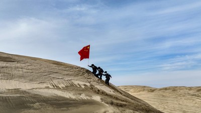 Perjuangan Polisi China Patroli di Tengah Gurun Altay