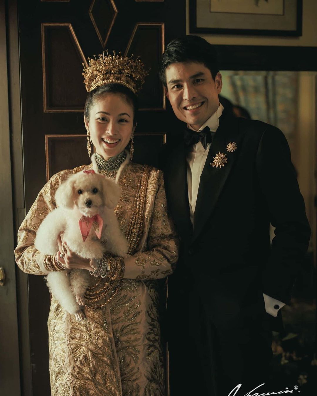 Tak tanggung-tanggung, busana pengantian yang dipakai Nong Poy ternyata mencapai 20 juta baht atau sekitar Rp8,7 miliar! Pantas saja terlihat begitu elegan, ya? (Foto: Instagram @poydtreechada)