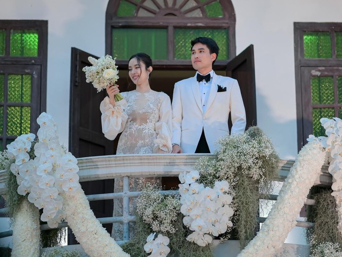 Melalui salah satu unggahan Instagram-nya, Nong Poy mengungkapkan rasa terima kasihnya kepada para tamu yang telah menghadiri pernikahan mereka.


“... Kami berdua menghargai dan merasa sangat terhormat. Kehadiranmu membuat kami tahu bahwa pernikahan kami sungguh berarti. ...” tulis Nong Poy. (Foto: Facebook/IKorn Photography)