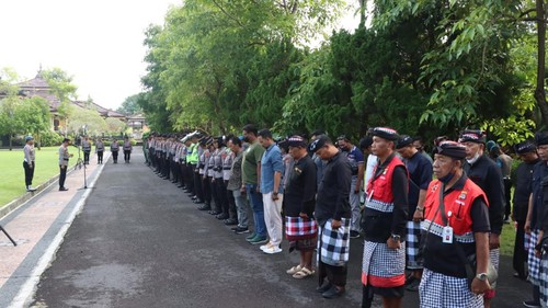 Polisi melakukan apel pengamanan demonstrasi Federasi Serikat Pekerja Mandiri (FSPM) Regional Bali dalam rangka Hari Perempuan Internasional atau International Womans Day, Rabu (8/3/2023).