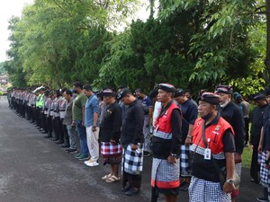 Polisi-Pecalang Amankan Demo Ratusan Buruh di Depan Kantor DPRD Bali