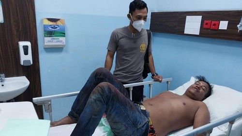 Anggota polisi dianiaya oleh pemilik biliar di Desa Penfui Timur, Kupang. Penganiayaan menggunakan senjata tajam.