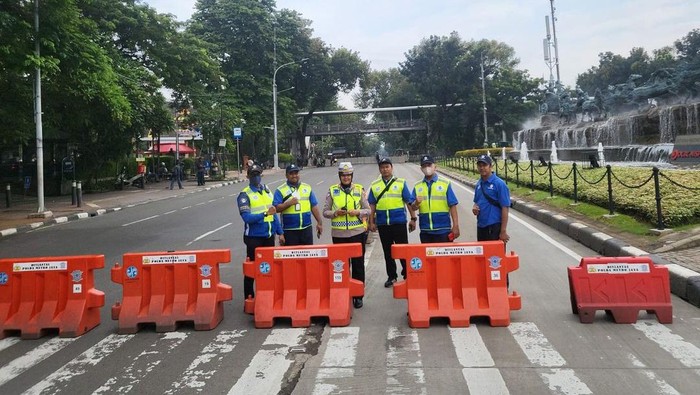Polisi melakukan penutupan dan pengalihan arus lalu lintas dari Patung Kuda menuju Istana.