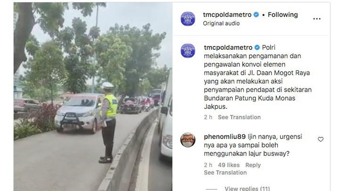 Polisi mengawal kendaraan pendemo lintasi busway Jalan Daan Mogor, Jakarta Barat.