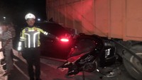 Polisi menunjukkan mobil Pj Bupati Aceh Timur, Mahyuddin yang masuk ke kolong truk. (Foto:Istimewa)