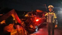 Polisi tengah melakukan proses evakuasi mobil Pj Bupati Aceh Timur usai menabrak truk. Di dalam mobil itu ada empat orang termasuk sopir, ajudan dan Mahyudin. (Foto: Istimewa)