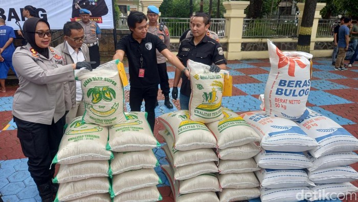 Polisi ungkap kasus pengoplosan beras Bulog di Subang, Rabu (8/3/2023).