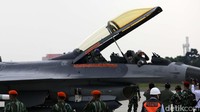 Setelah kembali, prosesi penyematan brevet wing kehormatan penerbang dilakukan.